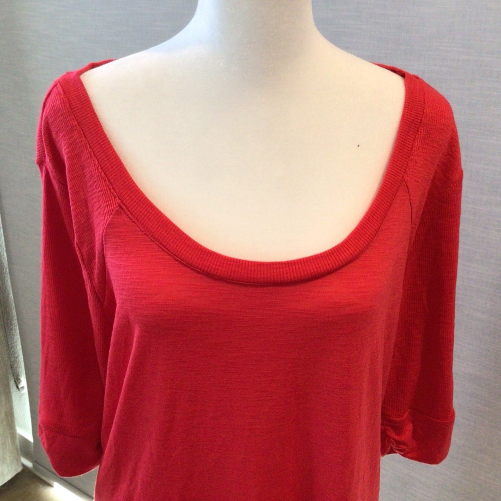 SCOOP NECK RED T-SHIRT